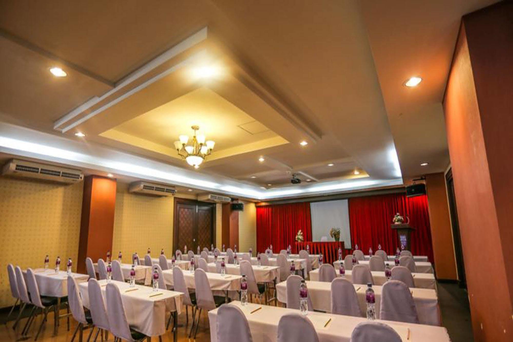 Madina Rayong Hotel Экстерьер фото