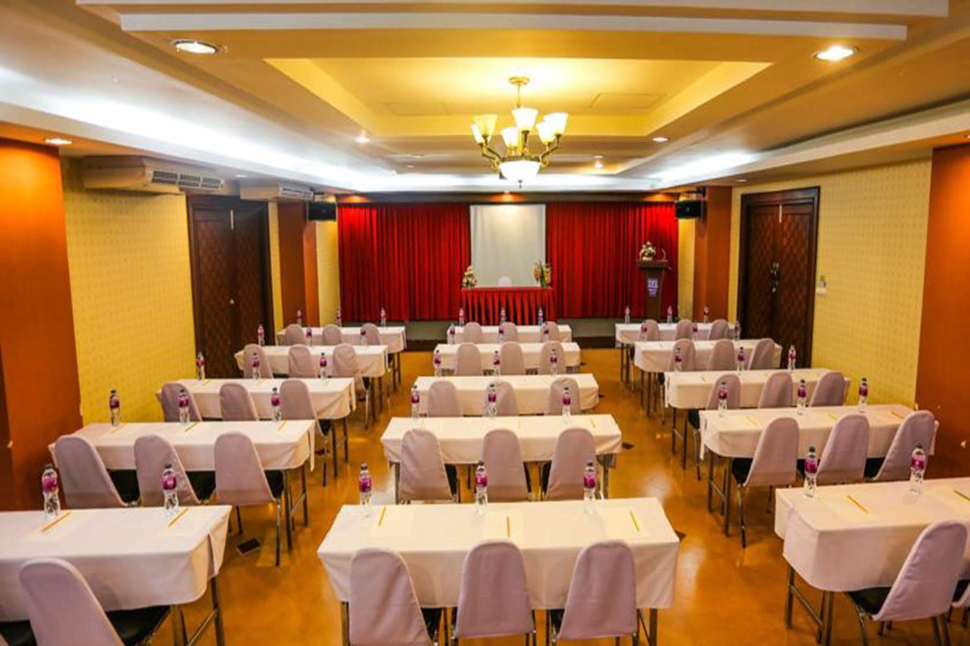 Madina Rayong Hotel Экстерьер фото